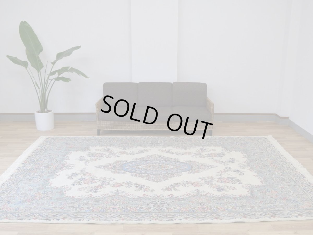 画像2: 美品 ペルシャ 絨毯 ケルマン 産 縦3.4m 横2.5m 8.5㎡ 6帖 リビング ダイニング 客室 3人掛けソファ コーナーソファ 大判 サイズ 338 x 250 cm No.256 天然 ウール 手織り ハンドメイド ラグ マット カーペット 生成り色 エメラルドグリーン 大きなお部屋に 中古品に抵抗のある方にもお勧めです (2)