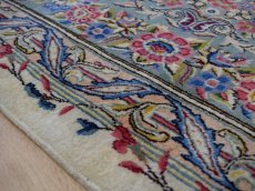 画像11: 美品 ペルシャ 絨毯 ケルマン 産 縦3.4m 横2.5m 8.5㎡ 6帖 リビング ダイニング 客室 3人掛けソファ コーナーソファ 大判 サイズ 338 x 250 cm No.256 天然 ウール 手織り ハンドメイド ラグ マット カーペット 生成り色 エメラルドグリーン 大きなお部屋に 中古品に抵抗のある方にもお勧めです (11)
