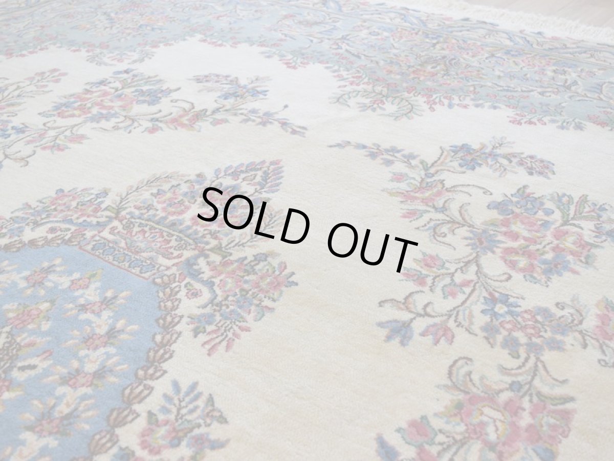 画像10: 美品 ペルシャ 絨毯 ケルマン 産 縦3.4m 横2.5m 8.5㎡ 6帖 リビング ダイニング 客室 3人掛けソファ コーナーソファ 大判 サイズ 338 x 250 cm No.256 天然 ウール 手織り ハンドメイド ラグ マット カーペット 生成り色 エメラルドグリーン 大きなお部屋に 中古品に抵抗のある方にもお勧めです (10)