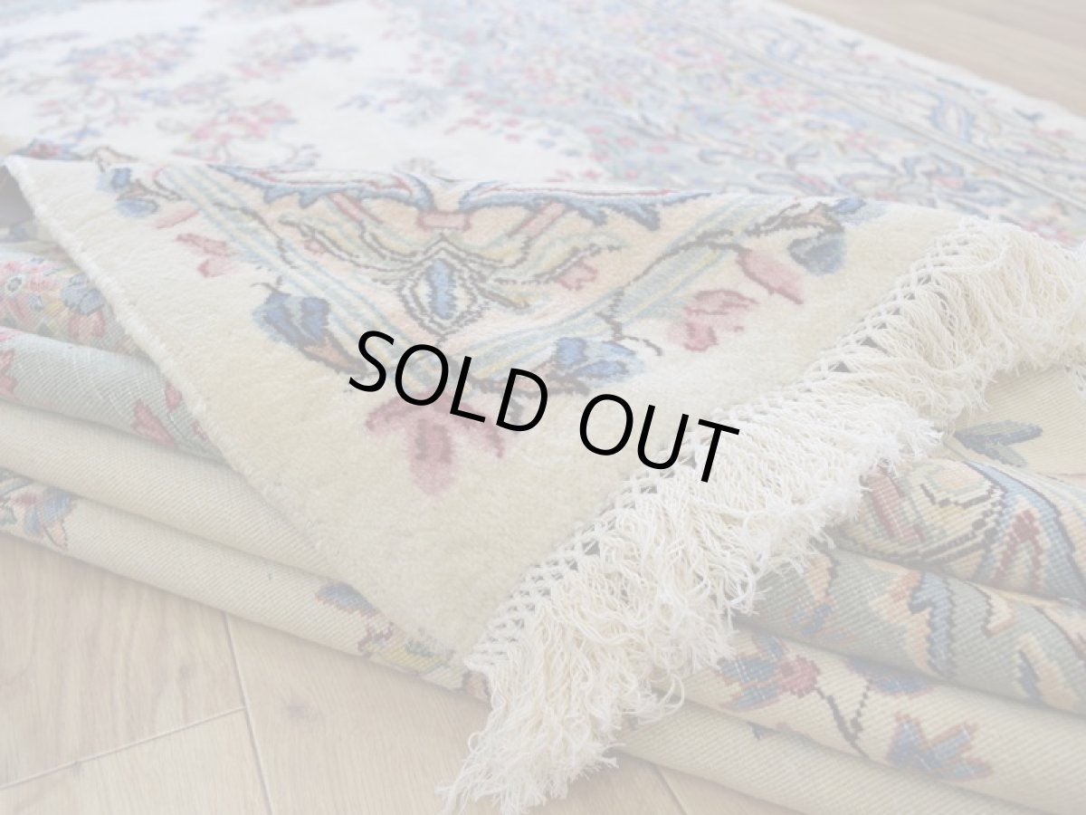 画像13: 美品 ペルシャ 絨毯 ケルマン 産 縦3.4m 横2.5m 8.5㎡ 6帖 リビング ダイニング 客室 3人掛けソファ コーナーソファ 大判 サイズ 338 x 250 cm No.256 天然 ウール 手織り ハンドメイド ラグ マット カーペット 生成り色 エメラルドグリーン 大きなお部屋に 中古品に抵抗のある方にもお勧めです (13)