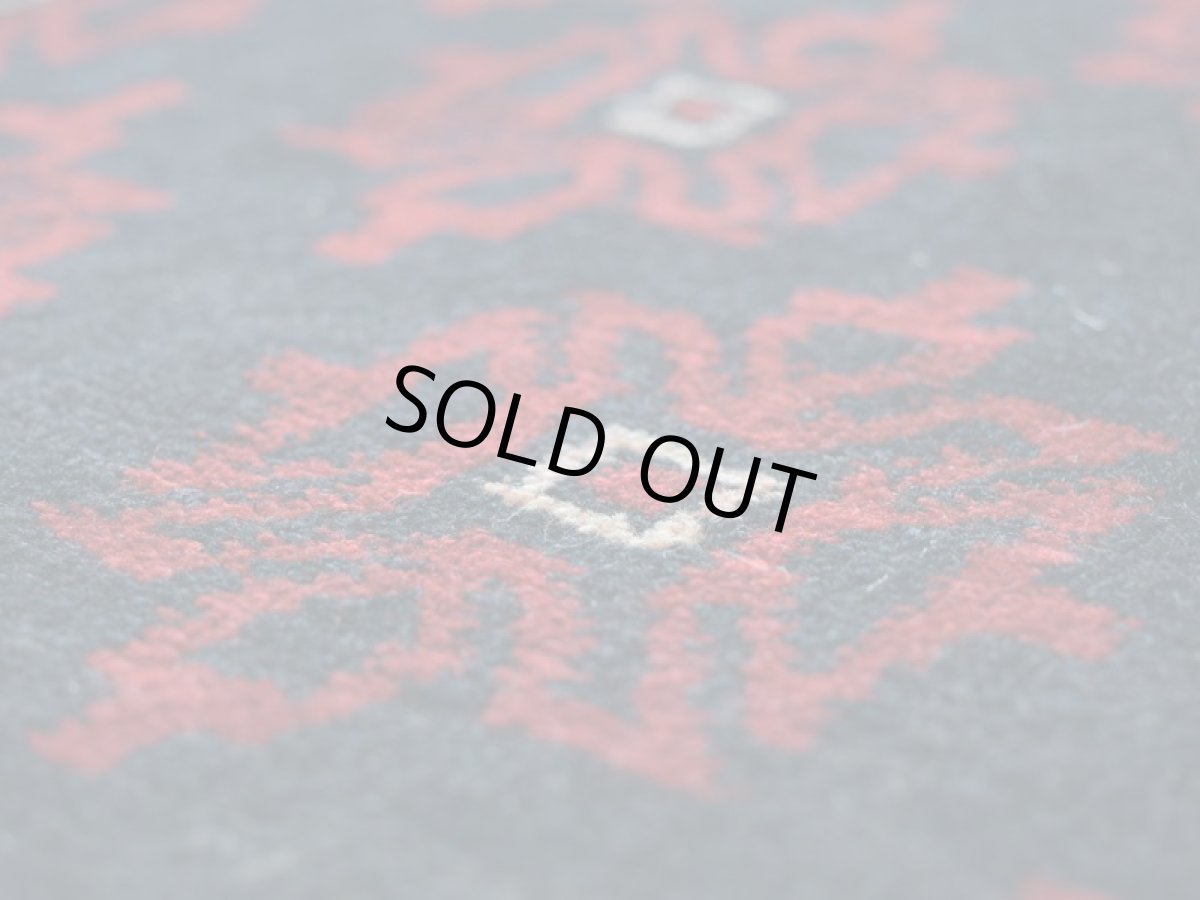 画像12: 良品 ペルシャ 部族絨毯 バルーチ 縦2m 横1m 2.3㎡ 〜3帖 リビング ダイニング 2〜3人掛けソファ センターテーブル サイズ 208 x 107 cm No.Z149 天然 肉厚 ウール 手織り トライバル ラグ 敷物 マット カーペット 幾何学模様 ヴィンテージ ビンテージ  黒 ブラック エンジ b-z149-208107h57-001 (12)