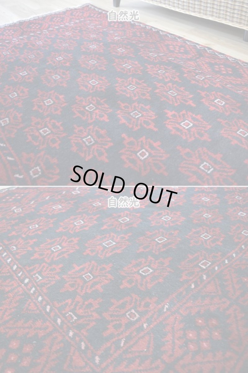 画像6: 良品 ペルシャ 部族絨毯 バルーチ 縦2m 横1m 2.3㎡ 〜3帖 リビング ダイニング 2〜3人掛けソファ センターテーブル サイズ 208 x 107 cm No.Z149 天然 肉厚 ウール 手織り トライバル ラグ 敷物 マット カーペット 幾何学模様 ヴィンテージ ビンテージ  黒 ブラック エンジ b-z149-208107h57-001 (6)