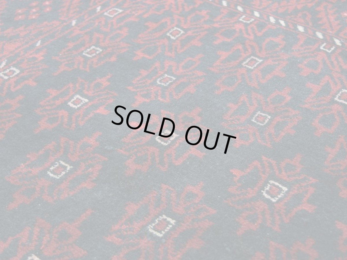 画像11: 良品 ペルシャ 部族絨毯 バルーチ 縦2m 横1m 2.3㎡ 〜3帖 リビング ダイニング 2〜3人掛けソファ センターテーブル サイズ 208 x 107 cm No.Z149 天然 肉厚 ウール 手織り トライバル ラグ 敷物 マット カーペット 幾何学模様 ヴィンテージ ビンテージ  黒 ブラック エンジ b-z149-208107h57-001 (11)