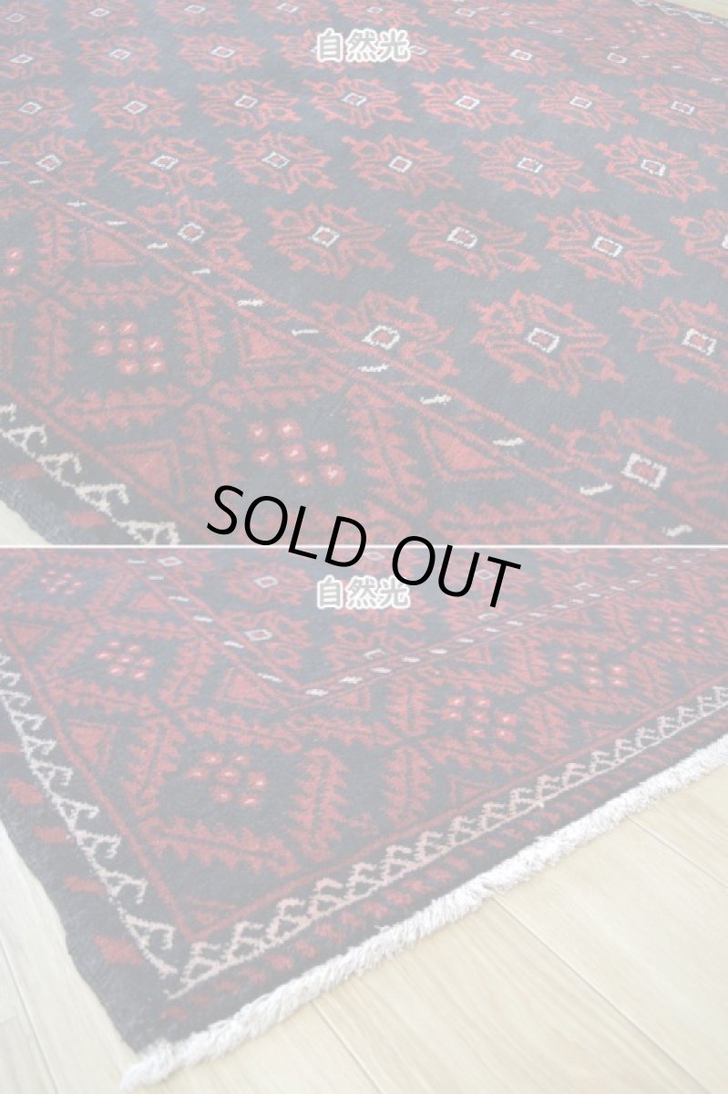 画像8: 良品 ペルシャ 部族絨毯 バルーチ 縦2m 横1m 2.3㎡ 〜3帖 リビング ダイニング 2〜3人掛けソファ センターテーブル サイズ 208 x 107 cm No.Z149 天然 肉厚 ウール 手織り トライバル ラグ 敷物 マット カーペット 幾何学模様 ヴィンテージ ビンテージ  黒 ブラック エンジ b-z149-208107h57-001 (8)