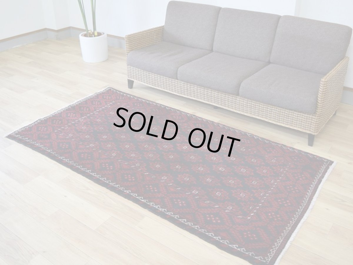 画像2: 良品 ペルシャ 部族絨毯 バルーチ 縦2m 横1m 2.3㎡ 〜3帖 リビング ダイニング 2〜3人掛けソファ センターテーブル サイズ 208 x 107 cm No.Z149 天然 肉厚 ウール 手織り トライバル ラグ 敷物 マット カーペット 幾何学模様 ヴィンテージ ビンテージ  黒 ブラック エンジ b-z149-208107h57-001 (2)