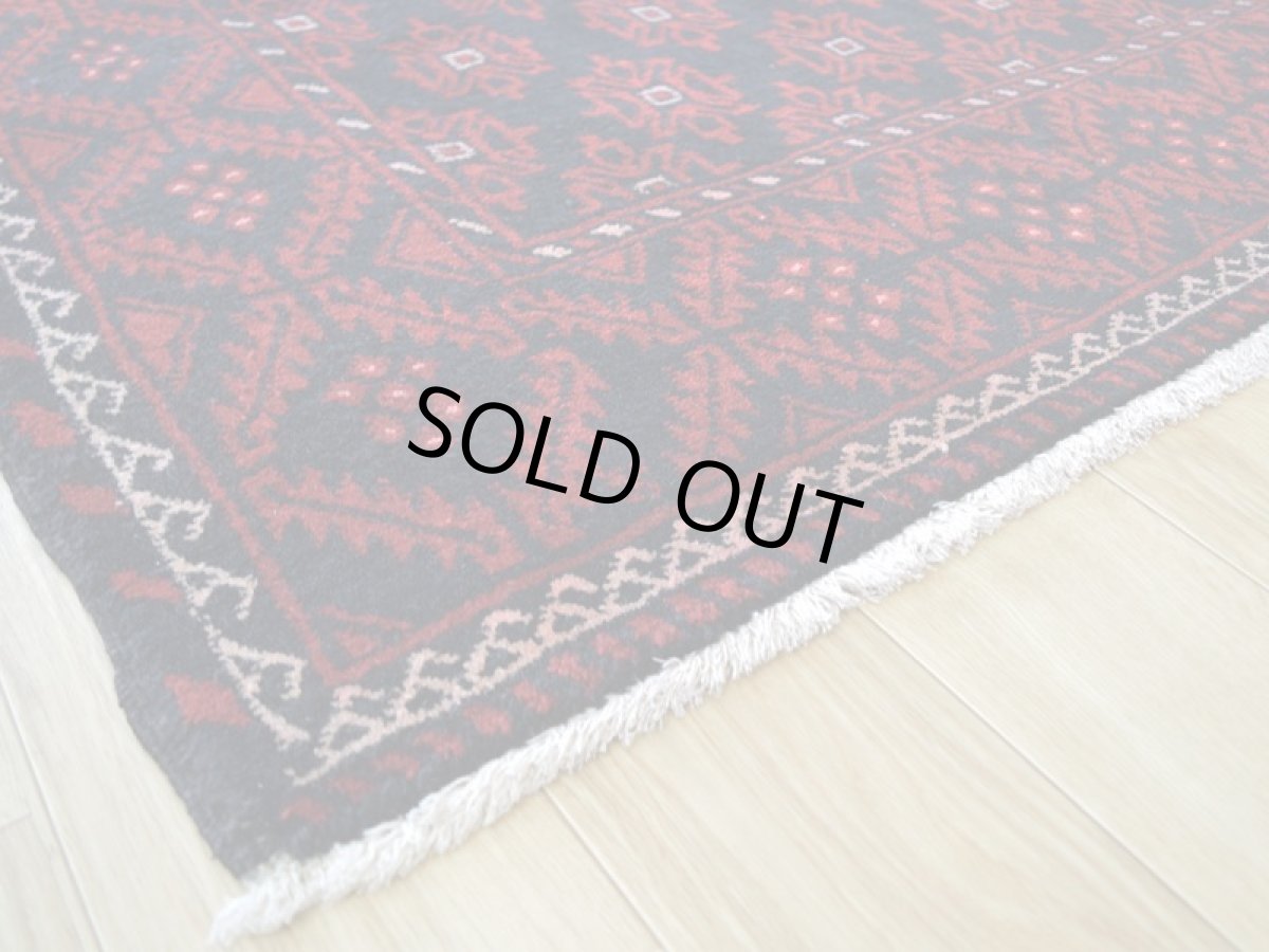 画像10: 良品 ペルシャ 部族絨毯 バルーチ 縦2m 横1m 2.3㎡ 〜3帖 リビング ダイニング 2〜3人掛けソファ センターテーブル サイズ 208 x 107 cm No.Z149 天然 肉厚 ウール 手織り トライバル ラグ 敷物 マット カーペット 幾何学模様 ヴィンテージ ビンテージ  黒 ブラック エンジ b-z149-208107h57-001 (10)