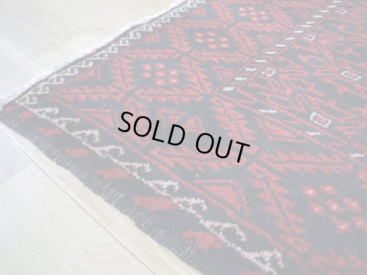 画像9: 良品 ペルシャ 部族絨毯 バルーチ 縦2m 横1m 2.3㎡ 〜3帖 リビング ダイニング 2〜3人掛けソファ センターテーブル サイズ 208 x 107 cm No.Z149 天然 肉厚 ウール 手織り トライバル ラグ 敷物 マット カーペット 幾何学模様 ヴィンテージ ビンテージ  黒 ブラック エンジ b-z149-208107h57-001 (9)