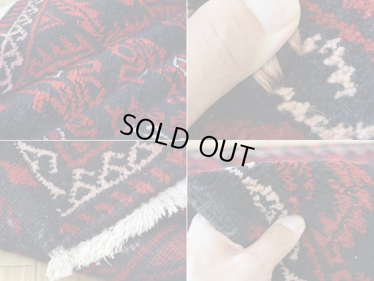 画像18: 良品 ペルシャ 部族絨毯 バルーチ 縦2m 横1m 2.3㎡ 〜3帖 リビング ダイニング 2〜3人掛けソファ センターテーブル サイズ 208 x 107 cm No.Z149 天然 肉厚 ウール 手織り トライバル ラグ 敷物 マット カーペット 幾何学模様 ヴィンテージ ビンテージ  黒 ブラック エンジ b-z149-208107h57-001 (18)