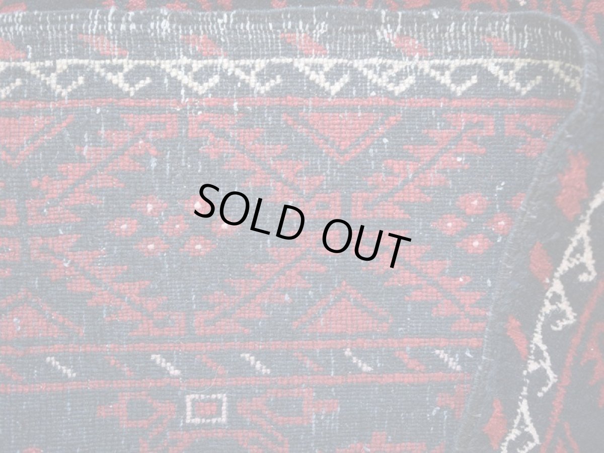 画像16: 良品 ペルシャ 部族絨毯 バルーチ 縦2m 横1m 2.3㎡ 〜3帖 リビング ダイニング 2〜3人掛けソファ センターテーブル サイズ 208 x 107 cm No.Z149 天然 肉厚 ウール 手織り トライバル ラグ 敷物 マット カーペット 幾何学模様 ヴィンテージ ビンテージ  黒 ブラック エンジ b-z149-208107h57-001 (16)