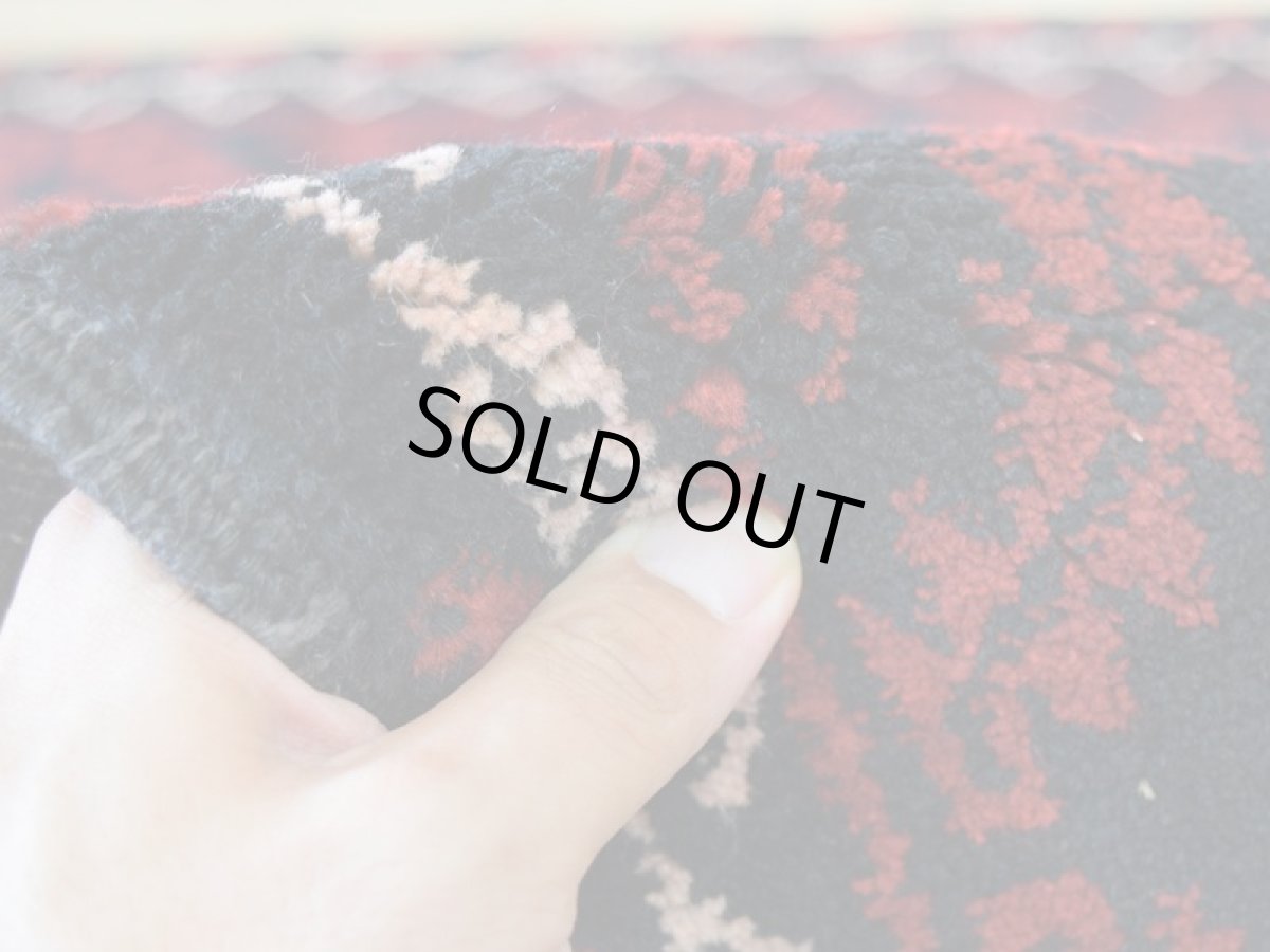 画像14: 良品 ペルシャ 部族絨毯 バルーチ 縦2m 横1m 2.3㎡ 〜3帖 リビング ダイニング 2〜3人掛けソファ センターテーブル サイズ 208 x 107 cm No.Z149 天然 肉厚 ウール 手織り トライバル ラグ 敷物 マット カーペット 幾何学模様 ヴィンテージ ビンテージ  黒 ブラック エンジ b-z149-208107h57-001 (14)