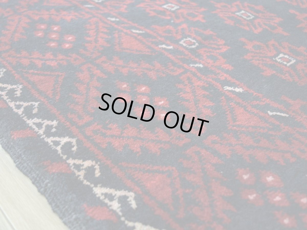 画像13: 良品 ペルシャ 部族絨毯 バルーチ 縦2m 横1m 2.3㎡ 〜3帖 リビング ダイニング 2〜3人掛けソファ センターテーブル サイズ 208 x 107 cm No.Z149 天然 肉厚 ウール 手織り トライバル ラグ 敷物 マット カーペット 幾何学模様 ヴィンテージ ビンテージ  黒 ブラック エンジ b-z149-208107h57-001 (13)