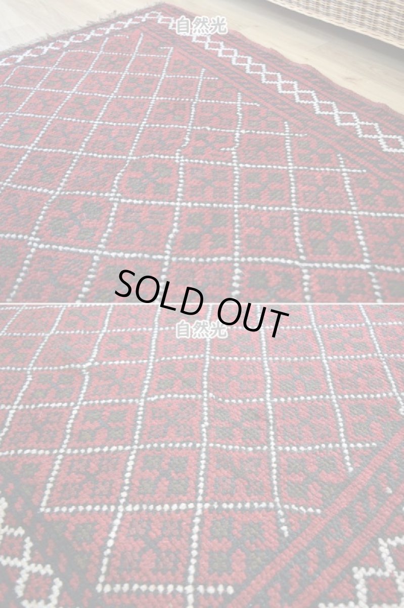 画像8: 中古品 ペルシャ 部族絨毯 グーチャン 縦1.7m 横1.1m 2㎡ 2人掛けソファ センターテーブル サイズ 168 x 110 cm No.Z183天然 肉厚 ウール 手織り トライバル ラグ 敷物 マット カーペット 幾何学模様 ヴィンテージ ビンテージ  赤 (8)