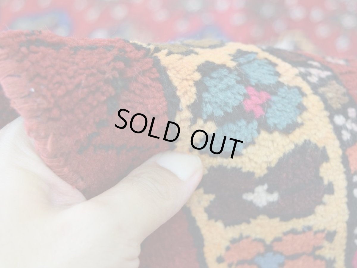 画像14: 良品 ペルシャ 部族絨毯 トルクメン 縦2m 横1.2m 2.2㎡ 〜3帖 リビング ダイニング 2〜3人掛けソファ センターテーブル サイズ 195 x 112 cm No.Z141 天然 肉厚 ウール 手織り トライバル ラグ 敷物 マット カーペット 幾何学模様 ヴィンテージ ビンテージ  赤 カラフル パステルカラー マルチカラー b-z141-195112h57-001 (14)