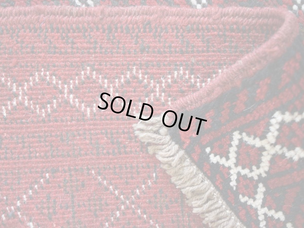 画像16: 中古品 ペルシャ 部族絨毯 グーチャン 縦1.7m 横1.1m 2㎡ 2人掛けソファ センターテーブル サイズ 168 x 110 cm No.Z183天然 肉厚 ウール 手織り トライバル ラグ 敷物 マット カーペット 幾何学模様 ヴィンテージ ビンテージ  赤 (16)