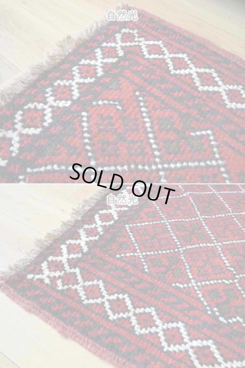 画像9: 中古品 ペルシャ 部族絨毯 グーチャン 縦1.7m 横1.1m 2㎡ 2人掛けソファ センターテーブル サイズ 168 x 110 cm No.Z183天然 肉厚 ウール 手織り トライバル ラグ 敷物 マット カーペット 幾何学模様 ヴィンテージ ビンテージ  赤 (9)