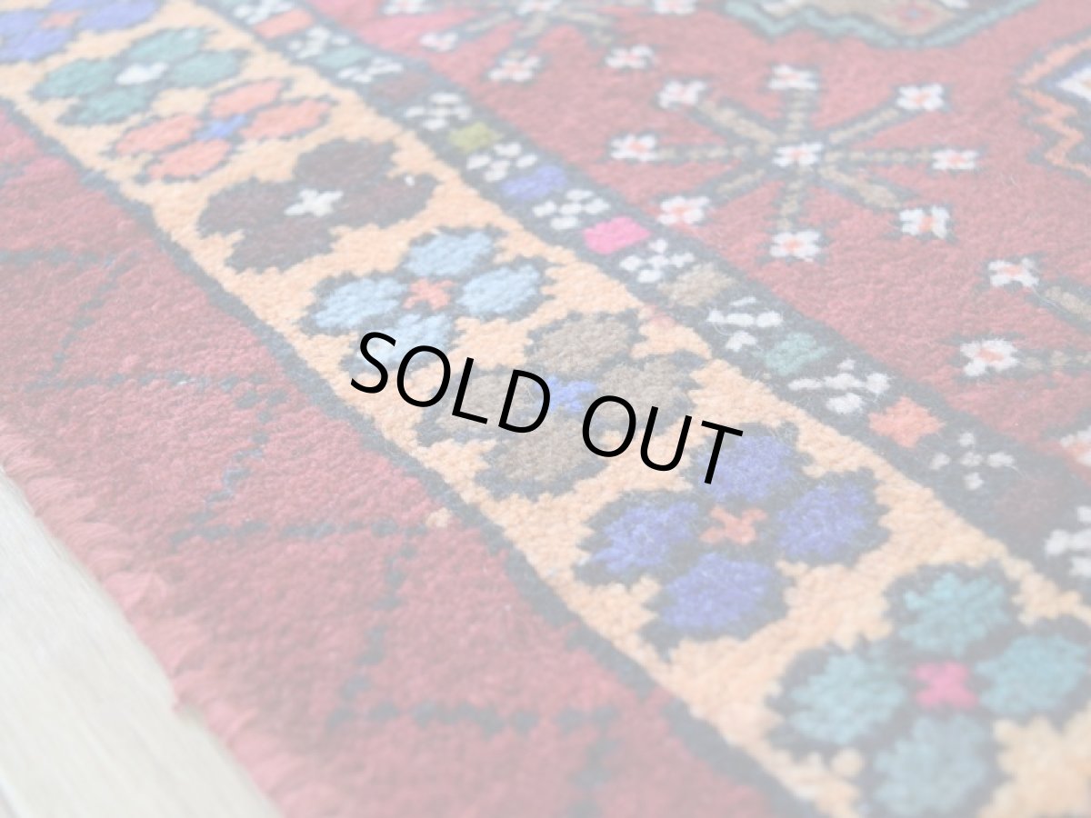 画像13: 良品 ペルシャ 部族絨毯 トルクメン 縦2m 横1.2m 2.2㎡ 〜3帖 リビング ダイニング 2〜3人掛けソファ センターテーブル サイズ 195 x 112 cm No.Z141 天然 肉厚 ウール 手織り トライバル ラグ 敷物 マット カーペット 幾何学模様 ヴィンテージ ビンテージ  赤 カラフル パステルカラー マルチカラー b-z141-195112h57-001 (13)