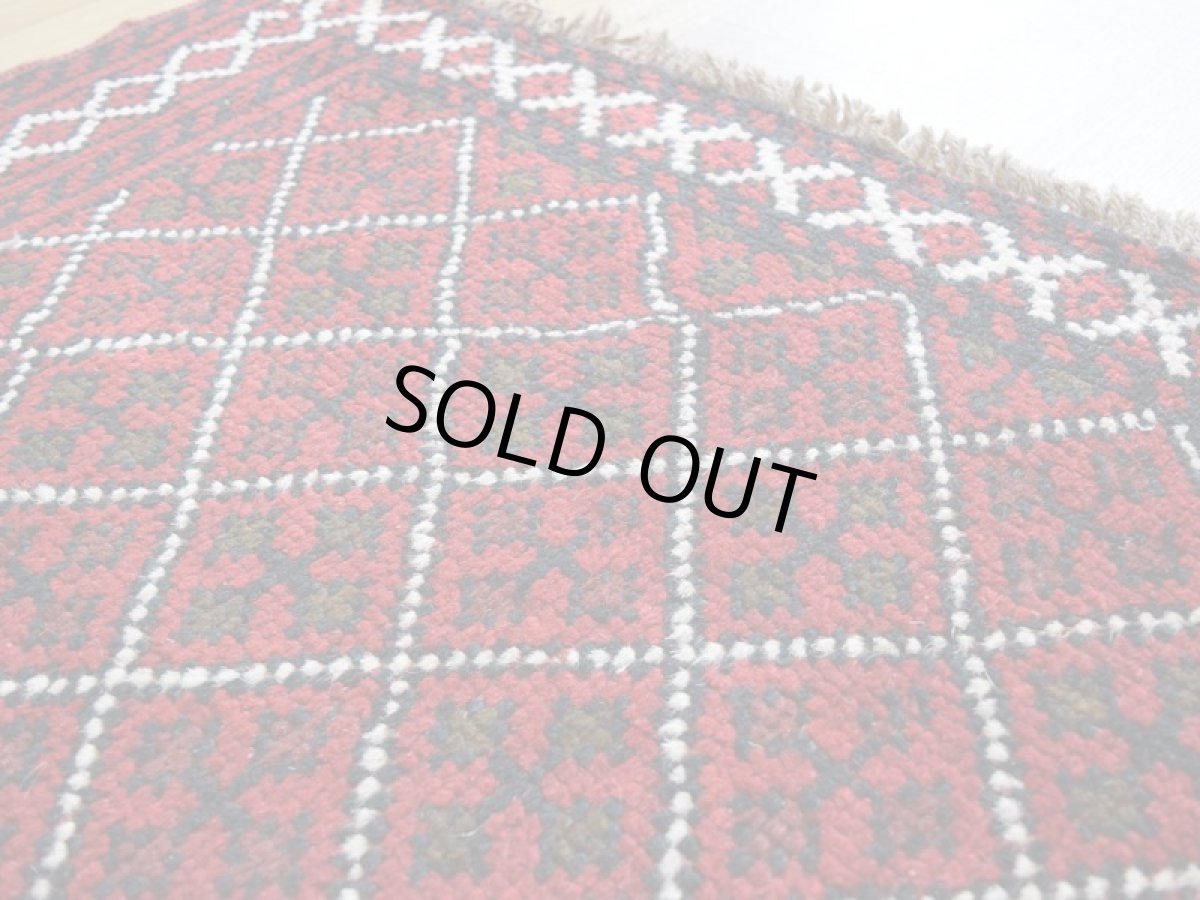 画像11: 中古品 ペルシャ 部族絨毯 グーチャン 縦1.7m 横1.1m 2㎡ 2人掛けソファ センターテーブル サイズ 168 x 110 cm No.Z183天然 肉厚 ウール 手織り トライバル ラグ 敷物 マット カーペット 幾何学模様 ヴィンテージ ビンテージ  赤 (11)