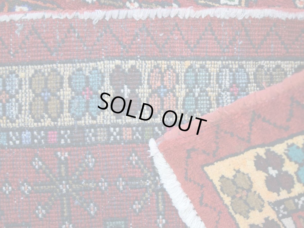 画像16: 良品 ペルシャ 部族絨毯 トルクメン 縦2m 横1.2m 2.2㎡ 〜3帖 リビング ダイニング 2〜3人掛けソファ センターテーブル サイズ 195 x 112 cm No.Z141 天然 肉厚 ウール 手織り トライバル ラグ 敷物 マット カーペット 幾何学模様 ヴィンテージ ビンテージ  赤 カラフル パステルカラー マルチカラー b-z141-195112h57-001 (16)