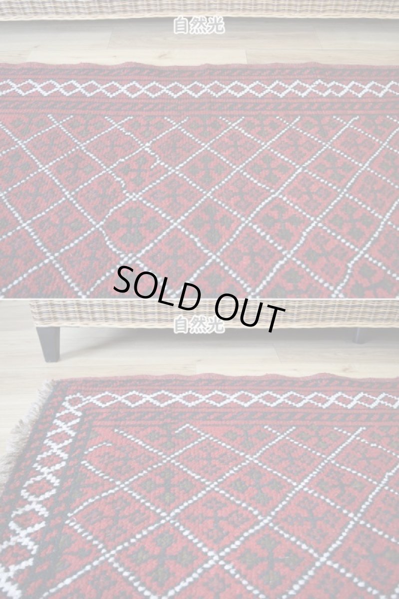 画像4: 中古品 ペルシャ 部族絨毯 グーチャン 縦1.7m 横1.1m 2㎡ 2人掛けソファ センターテーブル サイズ 168 x 110 cm No.Z183天然 肉厚 ウール 手織り トライバル ラグ 敷物 マット カーペット 幾何学模様 ヴィンテージ ビンテージ  赤 (4)