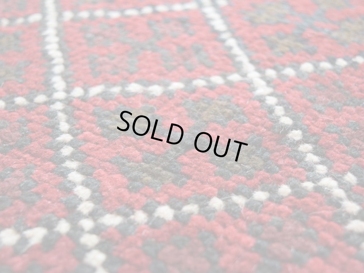 画像12: 中古品 ペルシャ 部族絨毯 グーチャン 縦1.7m 横1.1m 2㎡ 2人掛けソファ センターテーブル サイズ 168 x 110 cm No.Z183天然 肉厚 ウール 手織り トライバル ラグ 敷物 マット カーペット 幾何学模様 ヴィンテージ ビンテージ  赤 (12)