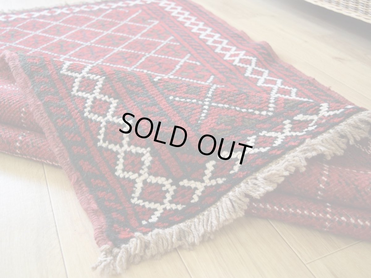 画像15: 中古品 ペルシャ 部族絨毯 グーチャン 縦1.7m 横1.1m 2㎡ 2人掛けソファ センターテーブル サイズ 168 x 110 cm No.Z183天然 肉厚 ウール 手織り トライバル ラグ 敷物 マット カーペット 幾何学模様 ヴィンテージ ビンテージ  赤 (15)