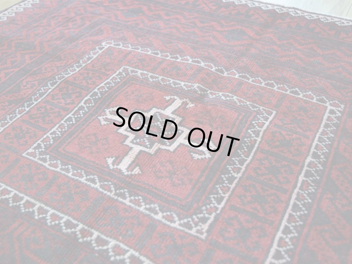 画像10: 中古品 ペルシャ 部族絨毯 バルーチ 縦2.1m 横1.1m 2.3㎡ 〜3帖 リビング ダイニング 2〜3人掛けソファ センターテーブル サイズ 210 x 107 cm No.Z175 天然 ウール 手織り トライバル ラグ 敷物 マット カーペット 幾何学模様 ヴィンテージ ビンテージ  c-z175-210107h57-001 (10)