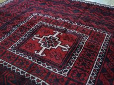 画像10: 中古品 ペルシャ 部族絨毯 バルーチ 縦2.1m 横1.1m 2.3㎡ 〜3帖 リビング ダイニング 2〜3人掛けソファ センターテーブル サイズ 210 x 107 cm No.Z175 天然 ウール 手織り トライバル ラグ 敷物 マット カーペット 幾何学模様 ヴィンテージ ビンテージ  c-z175-210107h57-001 (10)