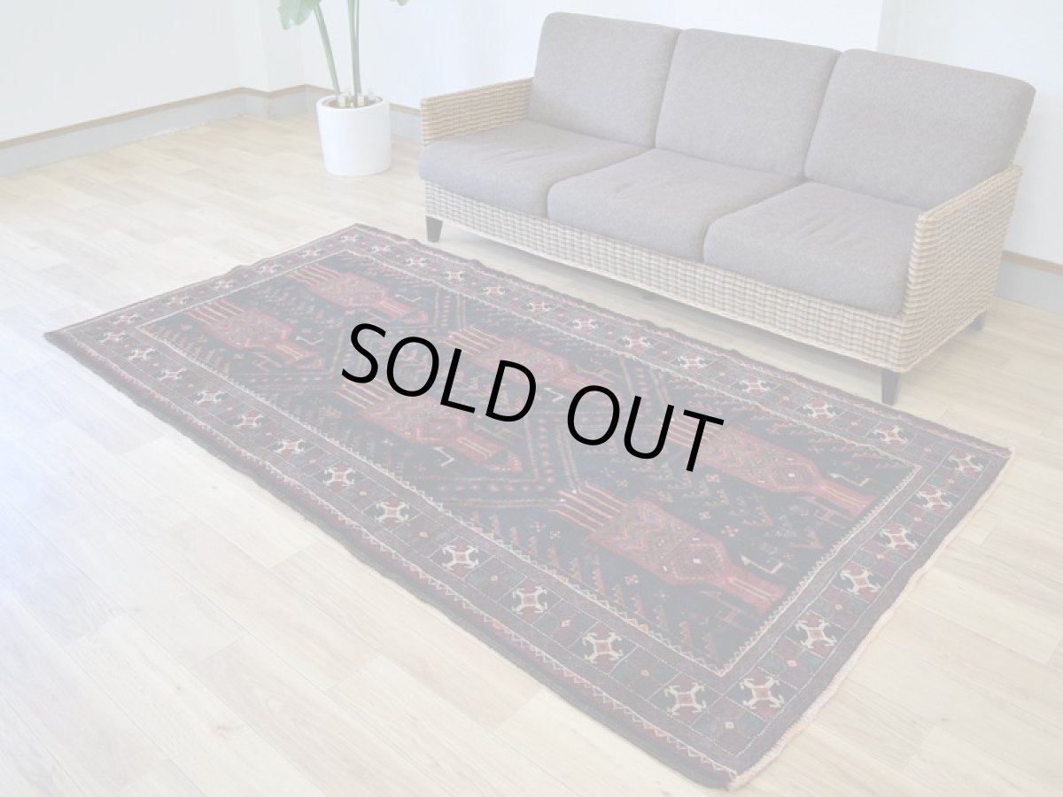 画像2: 中古品 ペルシャ 部族絨毯 バルーチ 縦2.4m 横1.3m 3㎡ 〜3帖 リビング ダイニング 2〜3人掛けソファ センターテーブル サイズ 240 x 125 cm No.Z171 天然 ウール 手織り トライバル ラグ 敷物 マット カーペット ゴルダニ柄 動物 アニマル 柄 ヴィンテージ ビンテージ  c-z171-240125h57-001 (2)