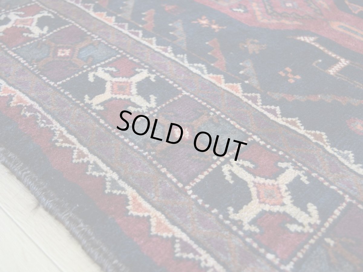 画像13: 中古品 ペルシャ 部族絨毯 バルーチ 縦2.4m 横1.3m 3㎡ 〜3帖 リビング ダイニング 2〜3人掛けソファ センターテーブル サイズ 240 x 125 cm No.Z171 天然 ウール 手織り トライバル ラグ 敷物 マット カーペット ゴルダニ柄 動物 アニマル 柄 ヴィンテージ ビンテージ  c-z171-240125h57-001 (13)