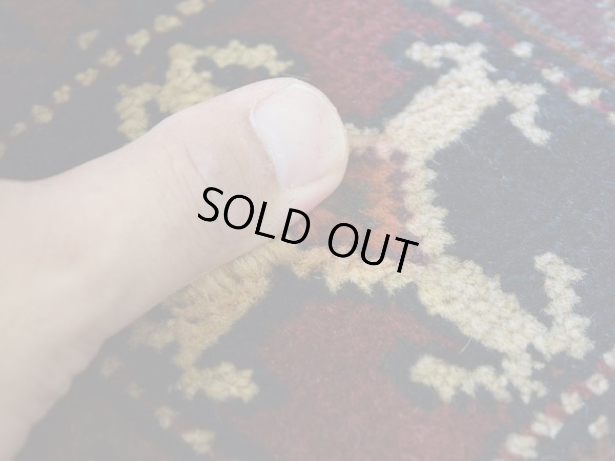 画像12: 中古品 ペルシャ 部族絨毯 バルーチ 縦2.4m 横1.3m 3㎡ 〜3帖 リビング ダイニング 2〜3人掛けソファ センターテーブル サイズ 240 x 125 cm No.Z171 天然 ウール 手織り トライバル ラグ 敷物 マット カーペット ゴルダニ柄 動物 アニマル 柄 ヴィンテージ ビンテージ  c-z171-240125h57-001 (12)