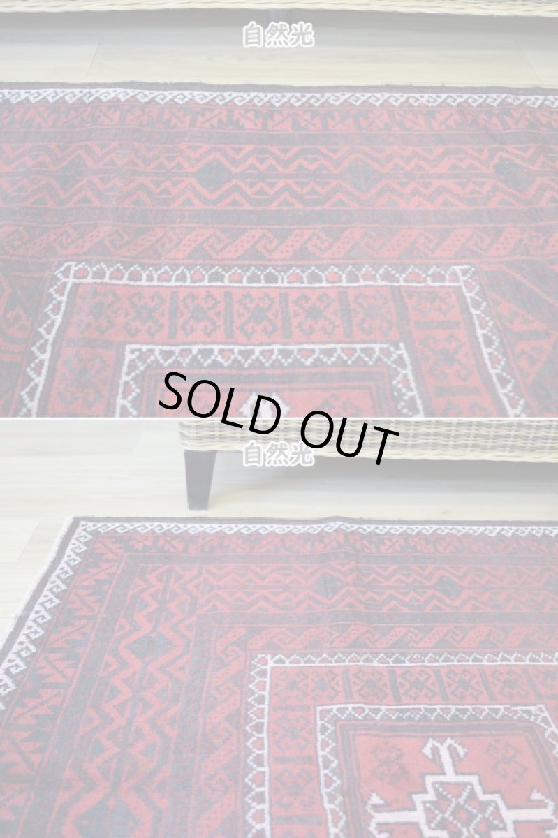 画像7: 中古品 ペルシャ 部族絨毯 バルーチ 縦2.1m 横1.1m 2.3㎡ 〜3帖 リビング ダイニング 2〜3人掛けソファ センターテーブル サイズ 210 x 107 cm No.Z175 天然 ウール 手織り トライバル ラグ 敷物 マット カーペット 幾何学模様 ヴィンテージ ビンテージ  c-z175-210107h57-001 (7)