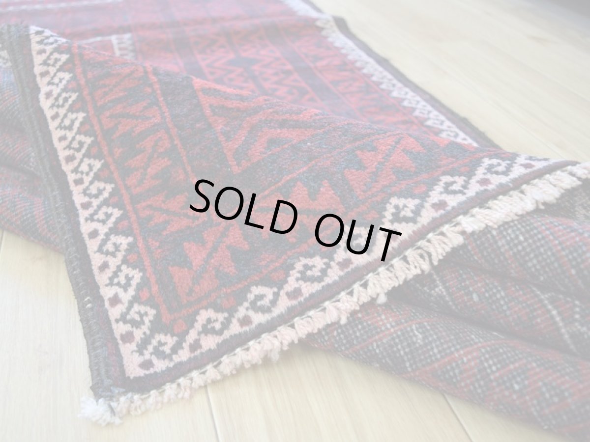 画像14: 中古品 ペルシャ 部族絨毯 バルーチ 縦2.1m 横1.1m 2.3㎡ 〜3帖 リビング ダイニング 2〜3人掛けソファ センターテーブル サイズ 210 x 107 cm No.Z175 天然 ウール 手織り トライバル ラグ 敷物 マット カーペット 幾何学模様 ヴィンテージ ビンテージ  c-z175-210107h57-001 (14)