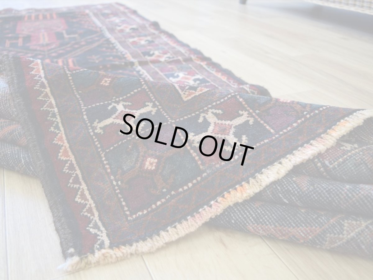 画像15: 中古品 ペルシャ 部族絨毯 バルーチ 縦2.4m 横1.3m 3㎡ 〜3帖 リビング ダイニング 2〜3人掛けソファ センターテーブル サイズ 240 x 125 cm No.Z171 天然 ウール 手織り トライバル ラグ 敷物 マット カーペット ゴルダニ柄 動物 アニマル 柄 ヴィンテージ ビンテージ  c-z171-240125h57-001 (15)