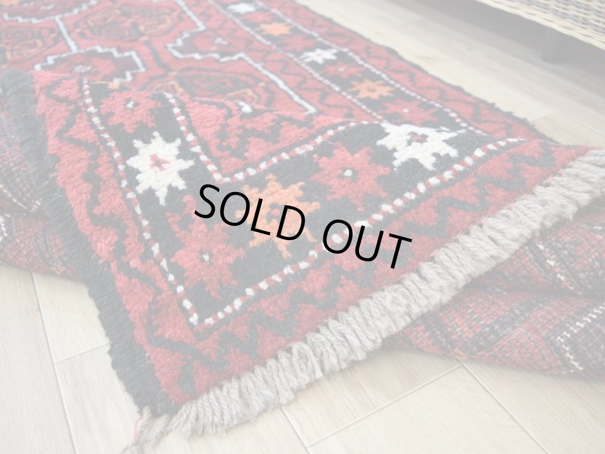 画像15: 中古品 ペルシャ 部族絨毯 グーチャン 縦1.8m 横1.1m 2㎡ 2人掛けソファ センターテーブル サイズ 175 x 105 cm No.Z205 天然 肉厚 ウール 手織り トライバル ラグ 敷物 マット カーペット 幾何学模様 ヴィンテージ ビンテージ  赤 c-z205-175105h06-87 (15)