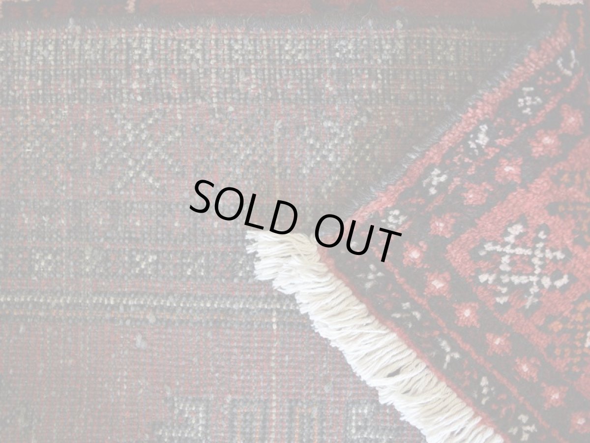 画像16: 中古品 ペルシャ 部族絨毯 バルーチ 縦2m 横1.2m 2.4㎡ 〜3帖 リビング ダイニング 2〜3人掛けソファ センターテーブル サイズ 195 x 120 cm No.Z135 天然 ウール 手織り トライバル ラグ 敷物 マット カーペット 幾何学模様 ヴィンテージ ビンテージ  c-z135-195120h57-001 (16)