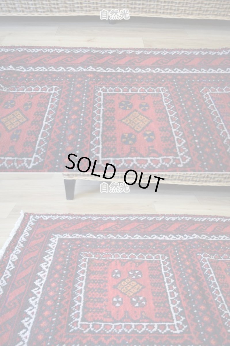 画像4: 中古品 ペルシャ 部族絨毯 バルーチ 縦2.2m 横1.2m 2.5㎡ 〜3帖 リビング ダイニング 2〜3人掛けソファ センターテーブル サイズ 215 x 115 cm No.Z176 天然 ウール 手織り トライバル ラグ 敷物 マット カーペット 幾何学模様 ヴィンテージ ビンテージ  c-z176-215115h57-001 (4)