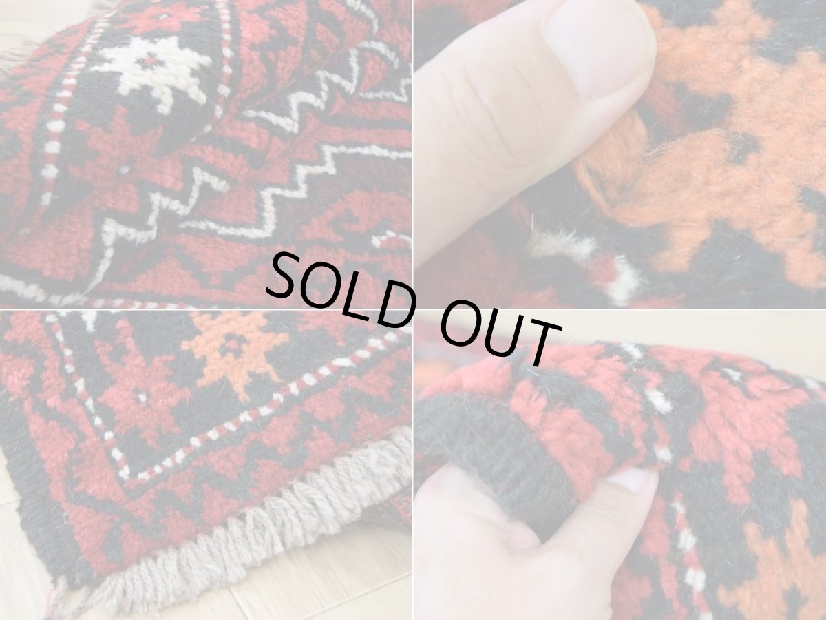 画像18: 中古品 ペルシャ 部族絨毯 グーチャン 縦1.8m 横1.1m 2㎡ 2人掛けソファ センターテーブル サイズ 175 x 105 cm No.Z205 天然 肉厚 ウール 手織り トライバル ラグ 敷物 マット カーペット 幾何学模様 ヴィンテージ ビンテージ  赤 c-z205-175105h06-87 (18)