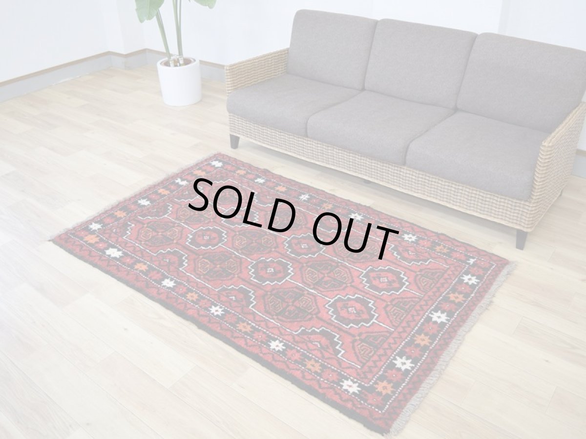 画像2: 中古品 ペルシャ 部族絨毯 グーチャン 縦1.8m 横1.1m 2㎡ 2人掛けソファ センターテーブル サイズ 175 x 105 cm No.Z205 天然 肉厚 ウール 手織り トライバル ラグ 敷物 マット カーペット 幾何学模様 ヴィンテージ ビンテージ  赤 c-z205-175105h06-87 (2)
