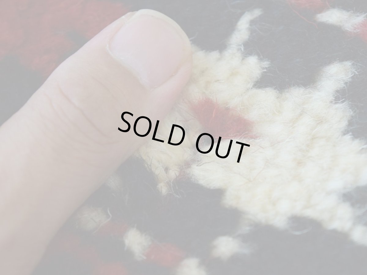 画像12: 中古品 ペルシャ 部族絨毯 グーチャン 縦1.8m 横1.1m 2㎡ 2人掛けソファ センターテーブル サイズ 175 x 105 cm No.Z205 天然 肉厚 ウール 手織り トライバル ラグ 敷物 マット カーペット 幾何学模様 ヴィンテージ ビンテージ  赤 c-z205-175105h06-87 (12)