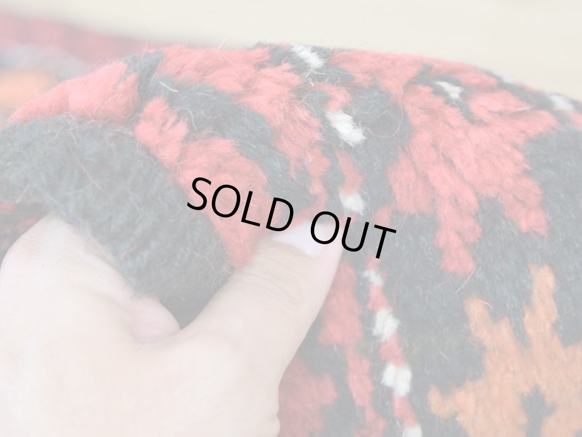 画像14: 中古品 ペルシャ 部族絨毯 グーチャン 縦1.8m 横1.1m 2㎡ 2人掛けソファ センターテーブル サイズ 175 x 105 cm No.Z205 天然 肉厚 ウール 手織り トライバル ラグ 敷物 マット カーペット 幾何学模様 ヴィンテージ ビンテージ  赤 c-z205-175105h06-87 (14)