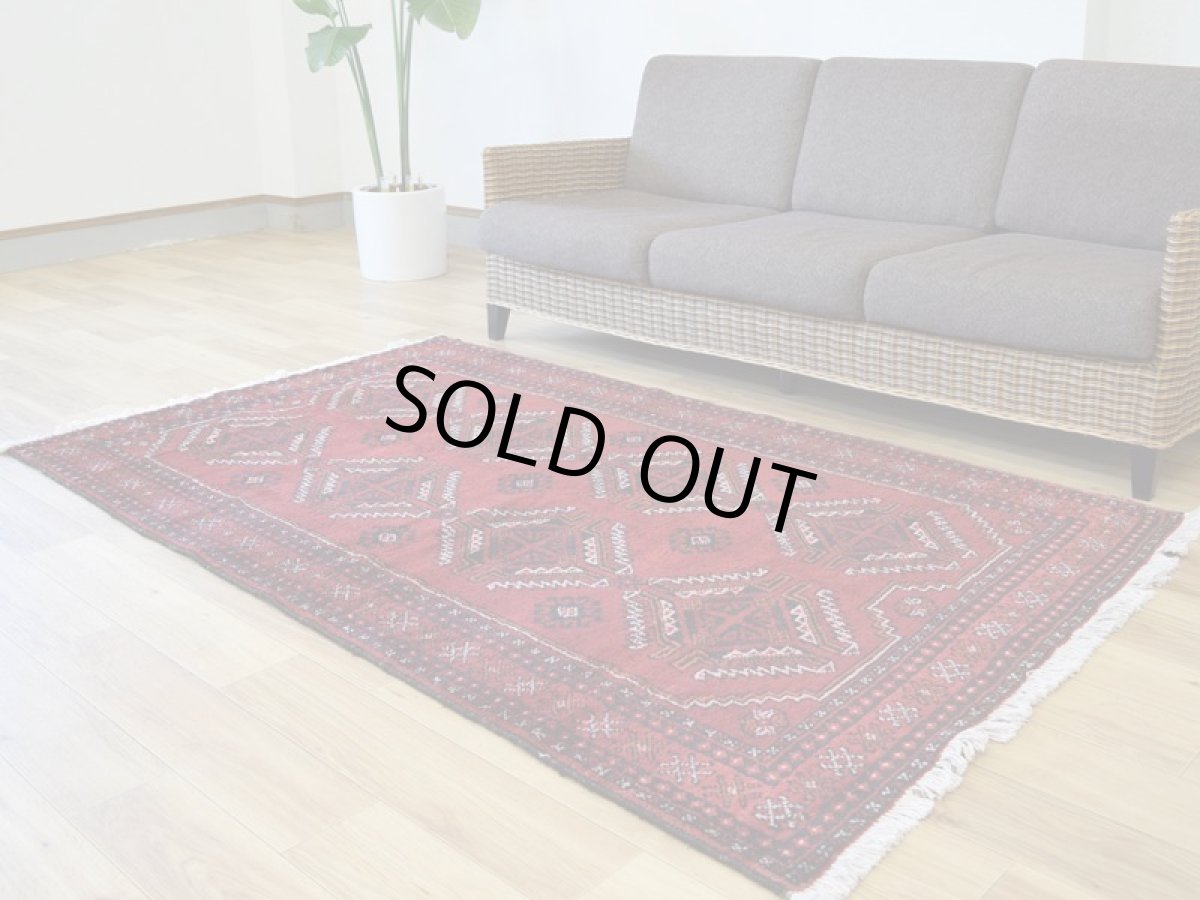画像2: 中古品 ペルシャ 部族絨毯 バルーチ 縦2m 横1.2m 2.4㎡ 〜3帖 リビング ダイニング 2〜3人掛けソファ センターテーブル サイズ 195 x 120 cm No.Z135 天然 ウール 手織り トライバル ラグ 敷物 マット カーペット 幾何学模様 ヴィンテージ ビンテージ  c-z135-195120h57-001 (2)