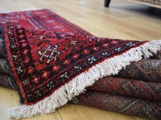 画像15: 中古品 ペルシャ 部族絨毯 バルーチ 縦2m 横1.2m 2.4㎡ 〜3帖 リビング ダイニング 2〜3人掛けソファ センターテーブル サイズ 195 x 120 cm No.Z135 天然 ウール 手織り トライバル ラグ 敷物 マット カーペット 幾何学模様 ヴィンテージ ビンテージ  c-z135-195120h57-001 (15)