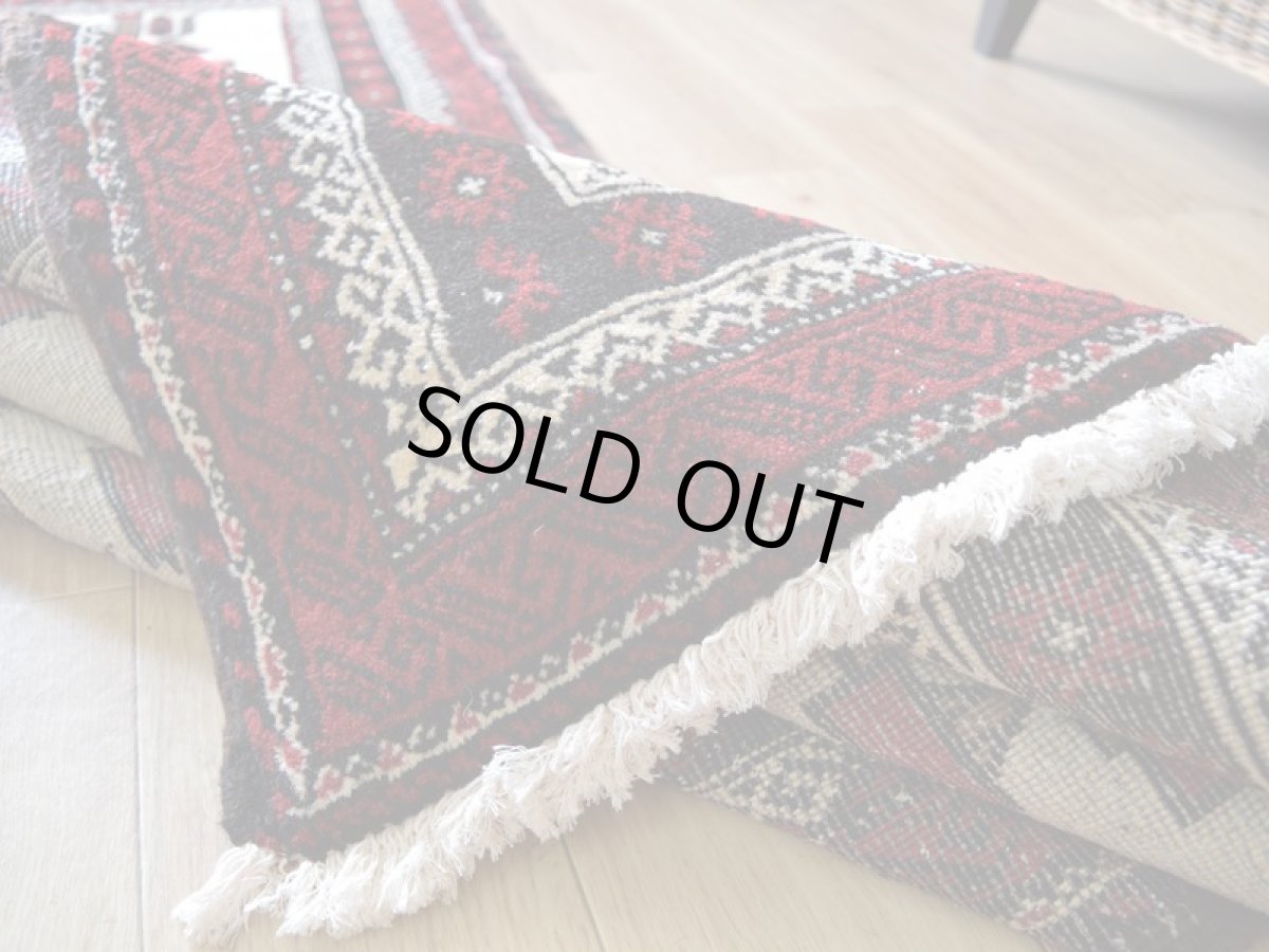 画像15: 美品 ペルシャ 部族絨毯 バルーチ 縦2m 横1.1m 2.2㎡ 〜2-3帖 リビング ダイニング 2〜3人掛けソファ センターテーブル サイズ 203 x 108 cm No.H19 天然 ウール 手織り トライバル ラグ 敷物 マット カーペット 幾何学模様 クリーム 生成り色 ヴィンテージ ビンテージ 中古品に抵抗のある方にもおすすめです。a-H19-203108h003-004 (15)