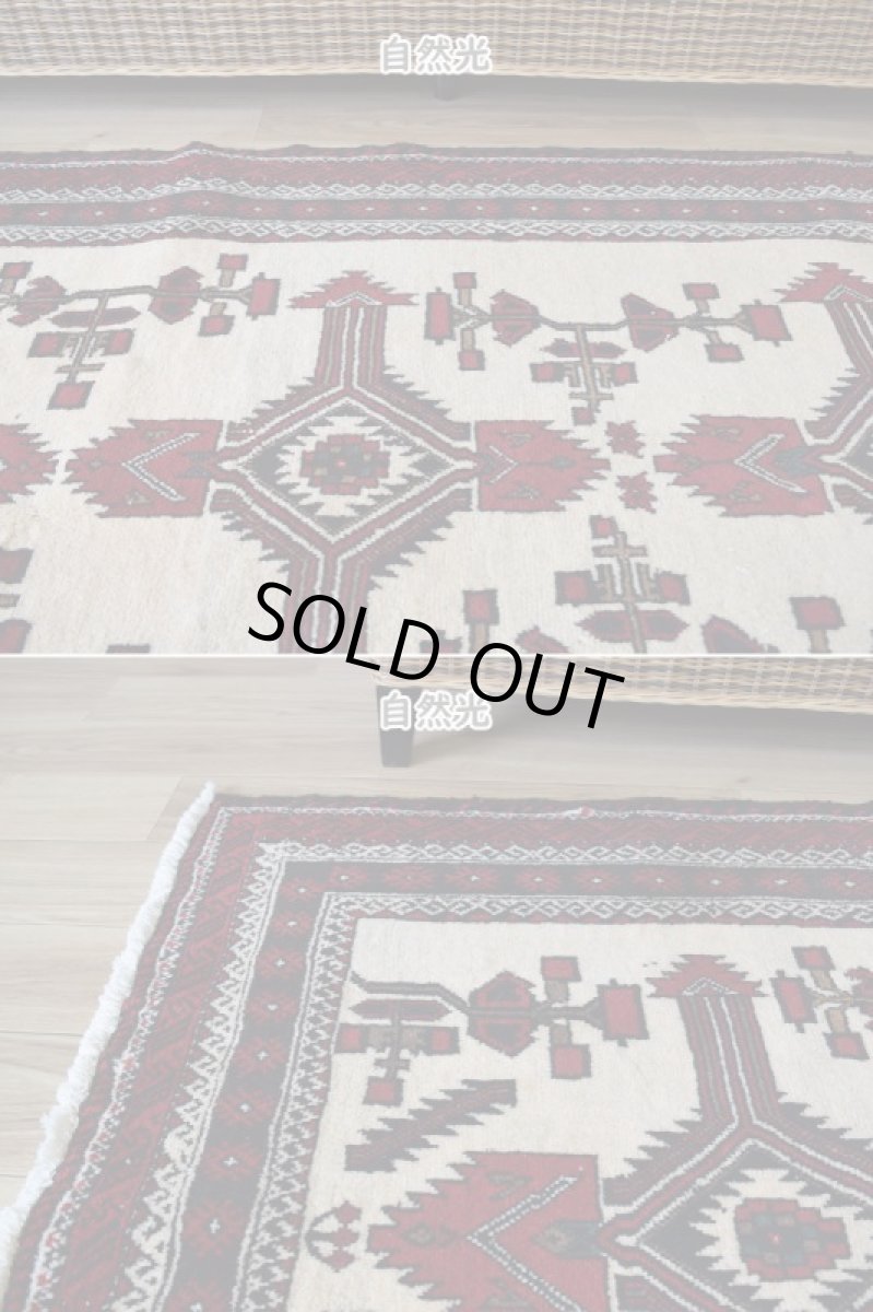 画像4: 美品 ペルシャ 部族絨毯 バルーチ 縦2m 横1.1m 2.2㎡ 〜2-3帖 リビング ダイニング 2〜3人掛けソファ センターテーブル サイズ 203 x 108 cm No.H19 天然 ウール 手織り トライバル ラグ 敷物 マット カーペット 幾何学模様 クリーム 生成り色 ヴィンテージ ビンテージ 中古品に抵抗のある方にもおすすめです。a-H19-203108h003-004 (4)