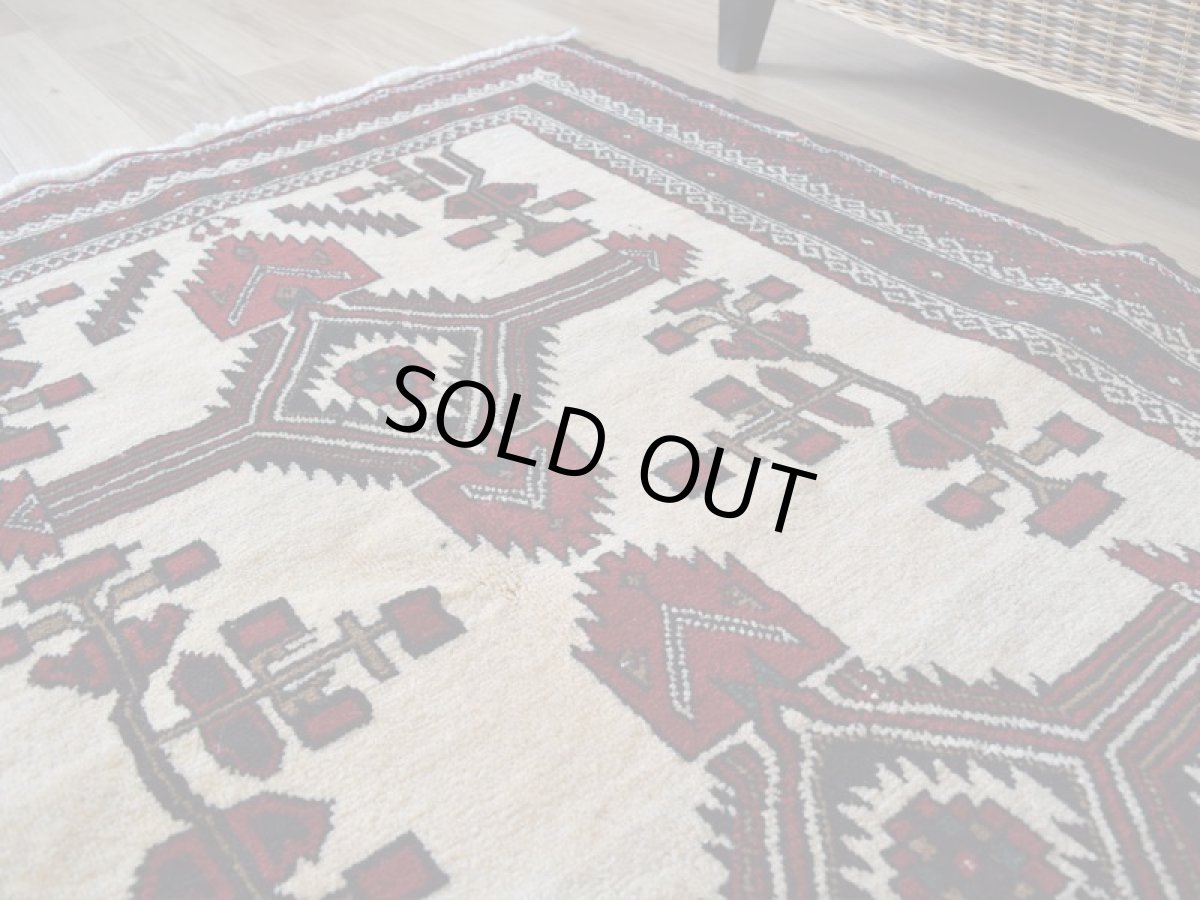 画像10: 美品 ペルシャ 部族絨毯 バルーチ 縦2m 横1.1m 2.2㎡ 〜2-3帖 リビング ダイニング 2〜3人掛けソファ センターテーブル サイズ 203 x 108 cm No.H19 天然 ウール 手織り トライバル ラグ 敷物 マット カーペット 幾何学模様 クリーム 生成り色 ヴィンテージ ビンテージ 中古品に抵抗のある方にもおすすめです。a-H19-203108h003-004 (10)