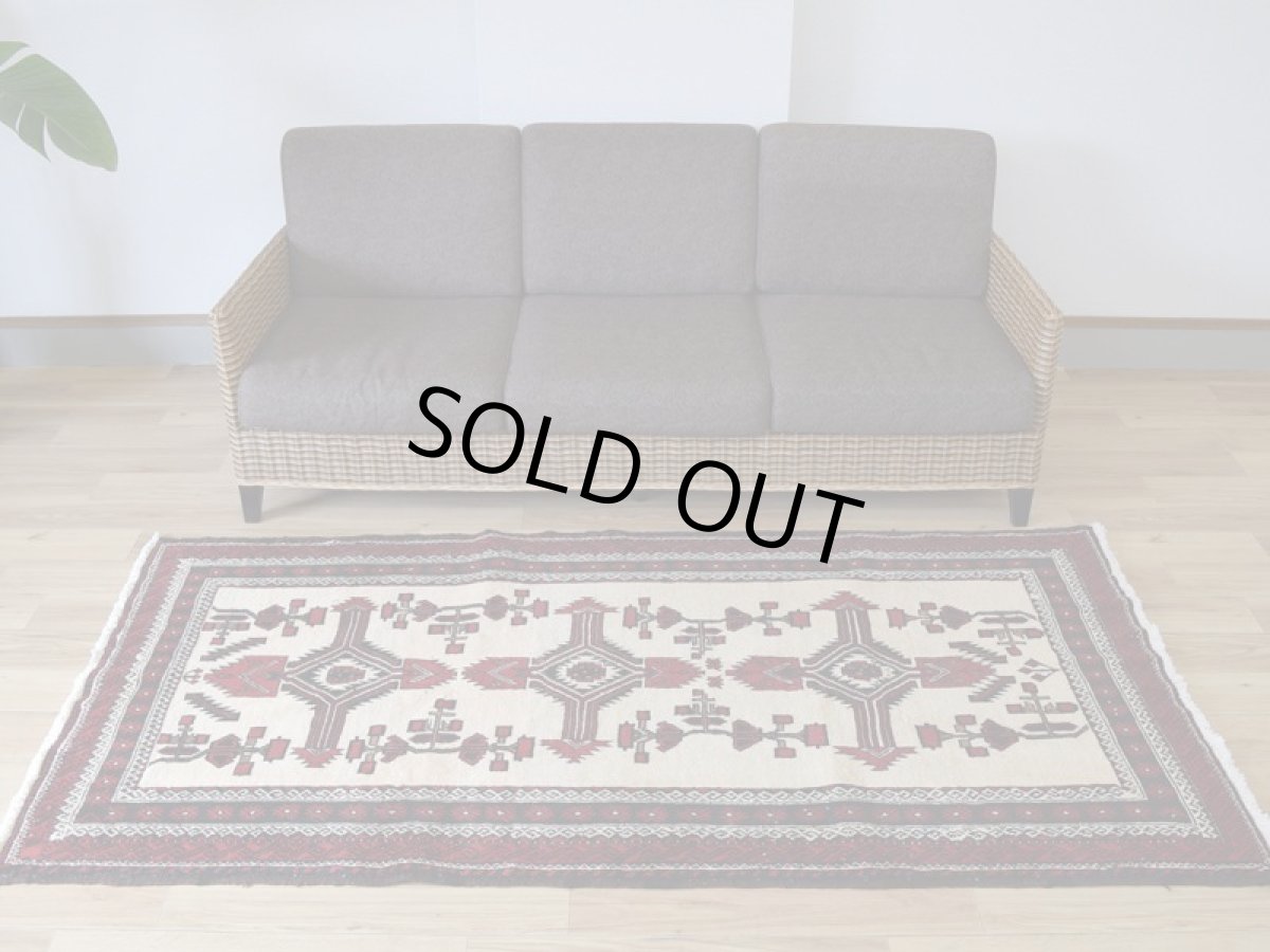 画像1: 美品 ペルシャ 部族絨毯 バルーチ 縦2m 横1.1m 2.2㎡ 〜2-3帖 リビング ダイニング 2〜3人掛けソファ センターテーブル サイズ 203 x 108 cm No.H19 天然 ウール 手織り トライバル ラグ 敷物 マット カーペット 幾何学模様 クリーム 生成り色 ヴィンテージ ビンテージ 中古品に抵抗のある方にもおすすめです。a-H19-203108h003-004 (1)