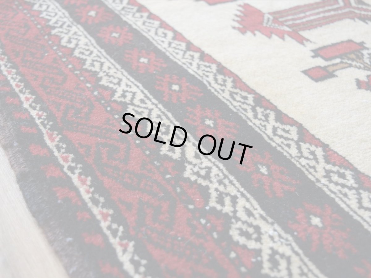 画像13: 美品 ペルシャ 部族絨毯 バルーチ 縦2m 横1.1m 2.2㎡ 〜2-3帖 リビング ダイニング 2〜3人掛けソファ センターテーブル サイズ 203 x 108 cm No.H19 天然 ウール 手織り トライバル ラグ 敷物 マット カーペット 幾何学模様 クリーム 生成り色 ヴィンテージ ビンテージ 中古品に抵抗のある方にもおすすめです。a-H19-203108h003-004 (13)