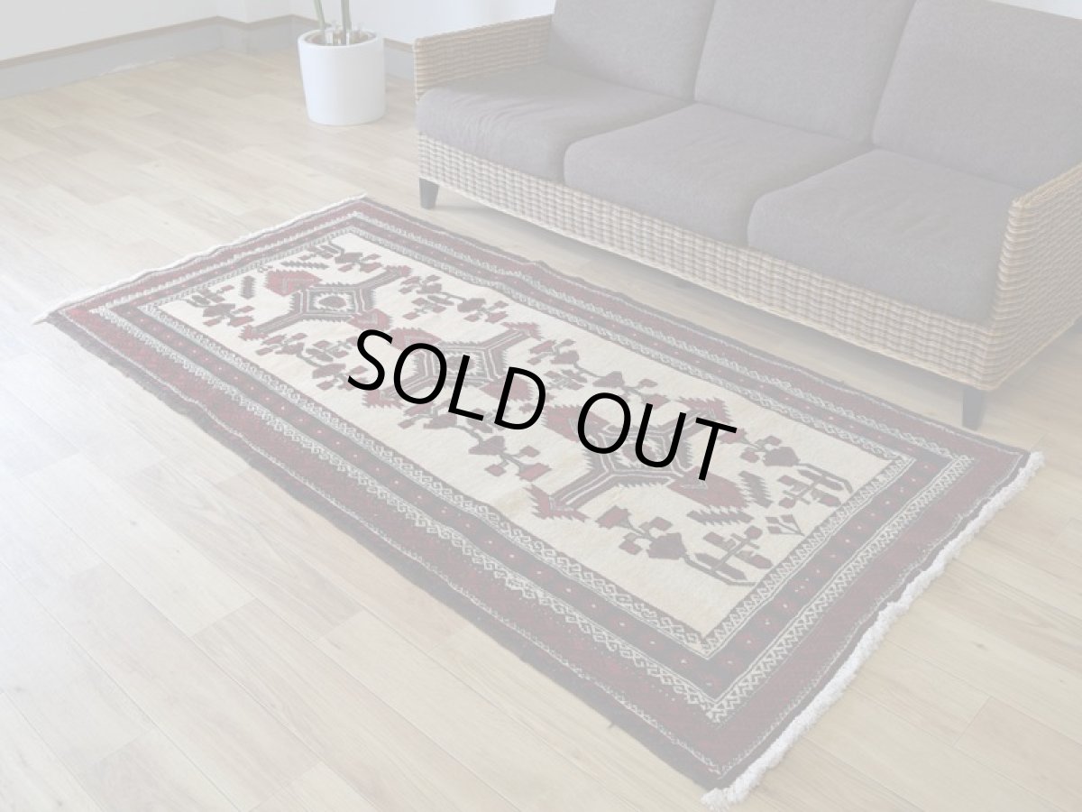 画像2: 美品 ペルシャ 部族絨毯 バルーチ 縦2m 横1.1m 2.2㎡ 〜2-3帖 リビング ダイニング 2〜3人掛けソファ センターテーブル サイズ 203 x 108 cm No.H19 天然 ウール 手織り トライバル ラグ 敷物 マット カーペット 幾何学模様 クリーム 生成り色 ヴィンテージ ビンテージ 中古品に抵抗のある方にもおすすめです。a-H19-203108h003-004 (2)