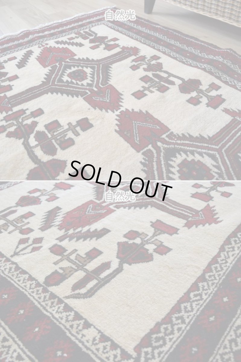 画像7: 美品 ペルシャ 部族絨毯 バルーチ 縦2m 横1.1m 2.2㎡ 〜2-3帖 リビング ダイニング 2〜3人掛けソファ センターテーブル サイズ 203 x 108 cm No.H19 天然 ウール 手織り トライバル ラグ 敷物 マット カーペット 幾何学模様 クリーム 生成り色 ヴィンテージ ビンテージ 中古品に抵抗のある方にもおすすめです。a-H19-203108h003-004 (7)