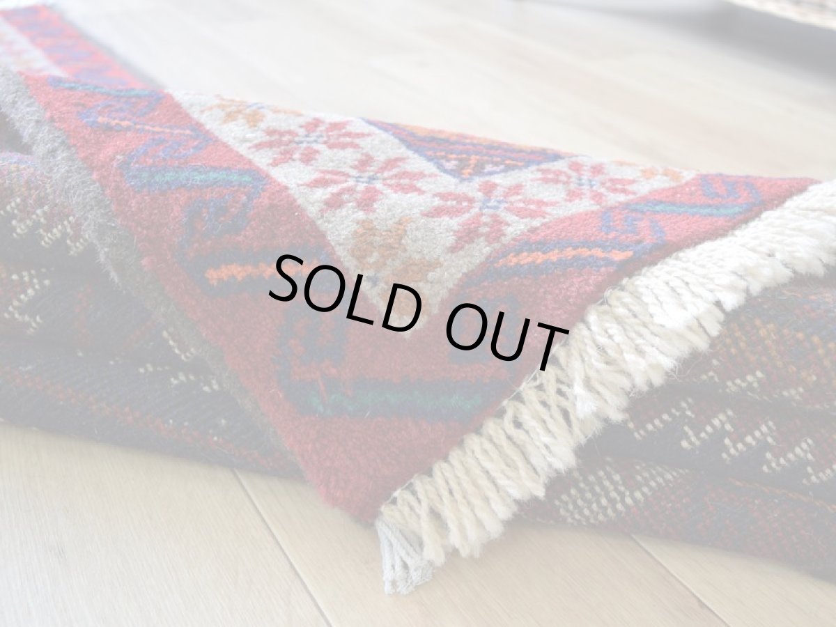 画像16: 新品 ペルシャ 部族絨毯 バルーチ 縦2m 横1.1m 2.2㎡ 〜3帖 リビング ダイニング 2〜3人掛けソファ センターテーブル サイズ 195 x 105 cm No.H13 天然 ウール 手織り トライバル ラグ 敷物 マット カーペット 幾何学模様  ネイビー n-H13-195105h003-004 (16)